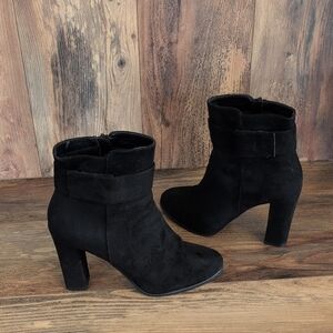 Chunky High Heel Faux Suede Black Ankle Booties 9M    C684